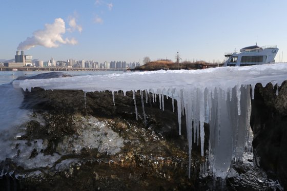 지난 12일 오전 서울 영등포구 여의도 한강공원 강변에 고드름이 얼어 있다. /사진=뉴스1  