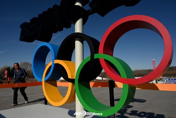 베이징 시내에 설치된 올림픽 오륜기의 모습. /AFPBBNews=뉴스1