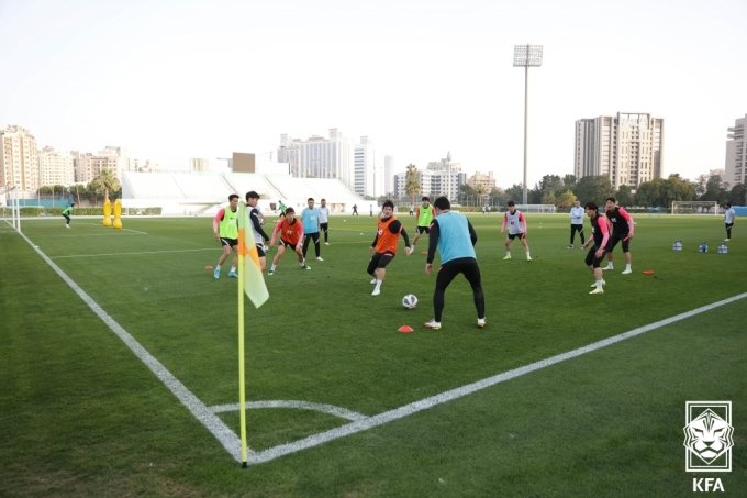 한국 대표팀 선수들이 28일(현지시간) 두바이에 위치한 폴리스 스타디움에서 훈련에 임하고 있다. /사진=대한축구협회 제공