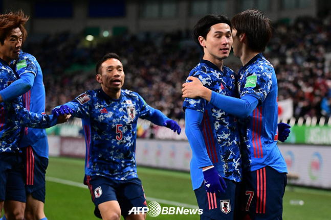 일본 축구대표팀 미나미노 다쿠미(오른쪽 2번째)가 1일 사우디아라비아전에서 골을 넣은 뒤 골 세리머니를 펼치고 있다. /AFPBBNews=뉴스1