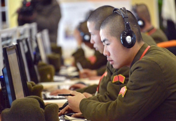 평양 기술학교에서 공부하고 있는 북한 군인들/AP=뉴시스