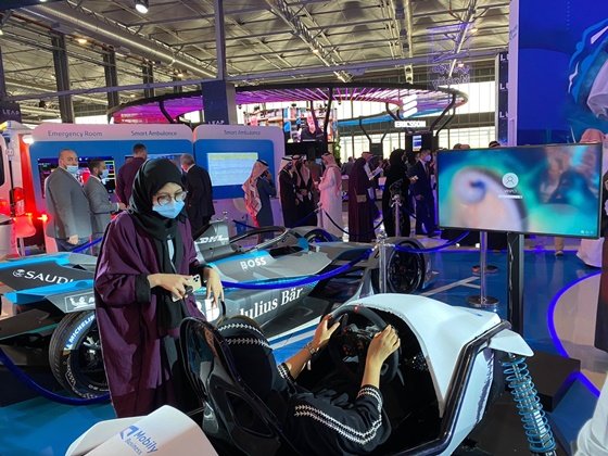 LEAP 2022 행사장에서 차도르를 착용한 채 전시된 자동차 게임을 즐기는 사우디 여성들 /사진=김도현 기자