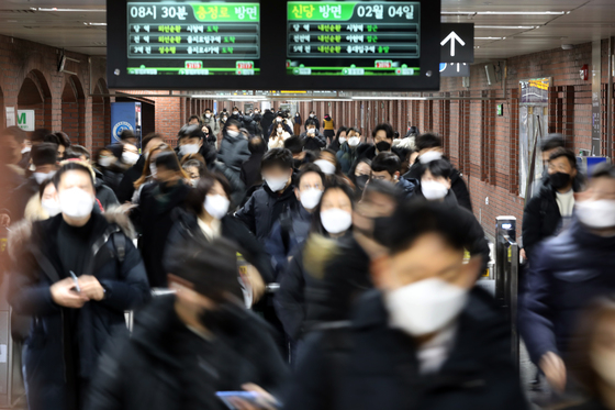 (서울=뉴스1) 황기선 기자 = 4일 오전 서울 지하철 시청역에서 마스크를 착용한 시민들이 출근길 발걸음을 재촉하고 있다.  신종 코로나바이러스 감염증(코로나19) 신규 확진자가 지난 3일 0시부터 오후 9시까지 최소 2만3202명 발생한 것으로 잠정 집계됐다. 오후 9시 기준 첫 2만명대를 돌파하며 이미 일일 최다 기록을 넘어섰다.  2022.2.4/뉴스1   