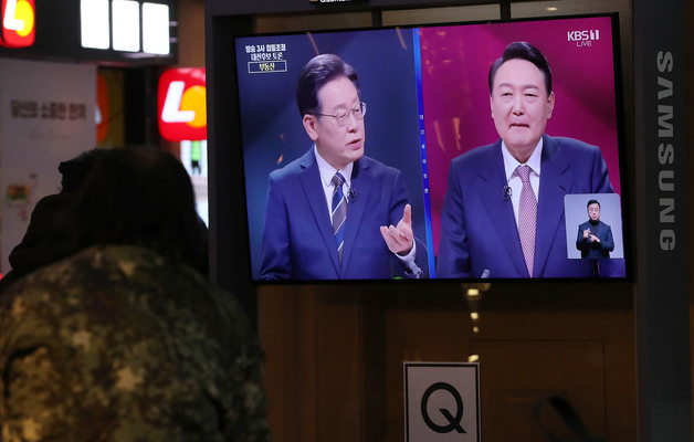 (서울=뉴스1) 박세연 기자 = 3일 서울역 대합실에서 시민들이 2022대선 4자 대통령후보초청 방송토론을 시청하고 있다. 2022.2.3/뉴스1 