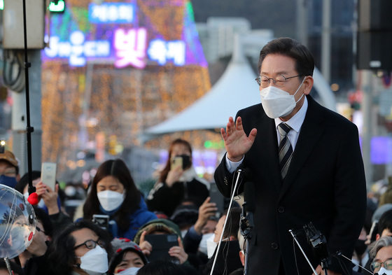 이재명 더불어민주당 대선후보가 5일 오후 부산 해운대 이벤트광장에서 열린 지지연설에서 시민들에게 지지를 호소하고 있다. /사진=뉴스1