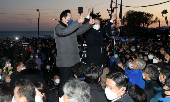 (부산=뉴스1) 이동해 기자 = 이재명 더불어민주당 대선후보가 5일 오후 부산 해운대 이벤트광장에서 열린 지지연설에서 김두관 의원과 시민들에게 지지를 호소하고 있다. 2022.2.5/뉴스1