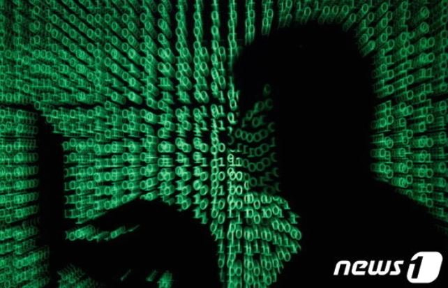 불법해킹으로 전 세계에서 돈을 갈취해 온 북한이 최근 미국 해커에게 사이버 공격을 받은 것으로 나타났다. 이 사건으로 북한의 IT 보안 환경이 얼마나 취약한 지 드러났다. /그래픽=뉴스1