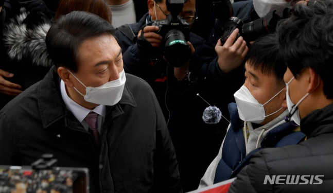 [광주=뉴시스] 변재훈 기자 = 윤석열 국민의힘 대선 후보가 6일 광주 서구 HDC현대산업개발 아파트 신축 공사 붕괴 사고 현장을 찾아 화정아이파크 예비입주자 대표와 이야기를 나누고 있다. 사고 27일째를 맞은 이날까지 현장 노동자 4명이 숨진 가운데 매몰자 1명과 실종자 1명에 대한 구조·수색 작업이 이어지고 있다. 2022.02.06. wisdom21@newsis.com 
