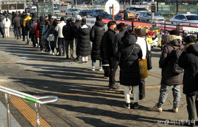 오미크론 확산에 대응한 새로운 진단검사 체계로 전면 전환된 3일 중구 서울역광장에 마련된 코로나19 임시선별검사소에 시민들이 검사를 위해 대기하고 있다./사진=김휘선 기자 hwijpg@