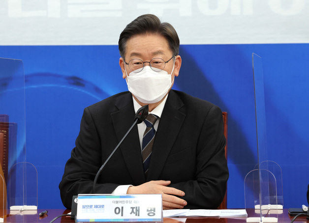 (서울=뉴스1) 오대일 기자 = 이재명 더불어민주당 대선후보가 8일 국회에서 열린 코로나19 위기대응특위 오미크론 대응 긴급점검회의에서 발언하고 있다. 2022.2.8/뉴스1  