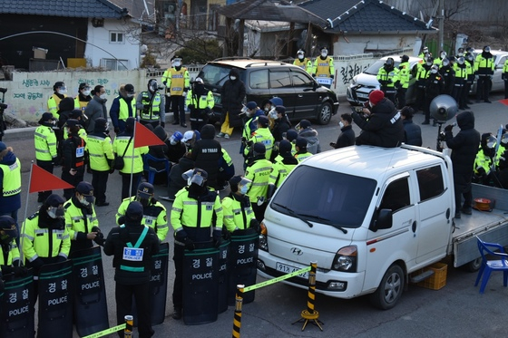 (성주=뉴스1) 공정식 기자 = 27일 오전 경북 성주군 초전면 소성리 마을회관 앞에서 주민과 시민단체 회원 등이 사드(THAAD·고고도미사일방어체계) 기지 내부 물자 반입에 반대하는 집회를 열자 진입로 확보를 위해 경찰 병력이 배치되고 있다.   주최측은 
