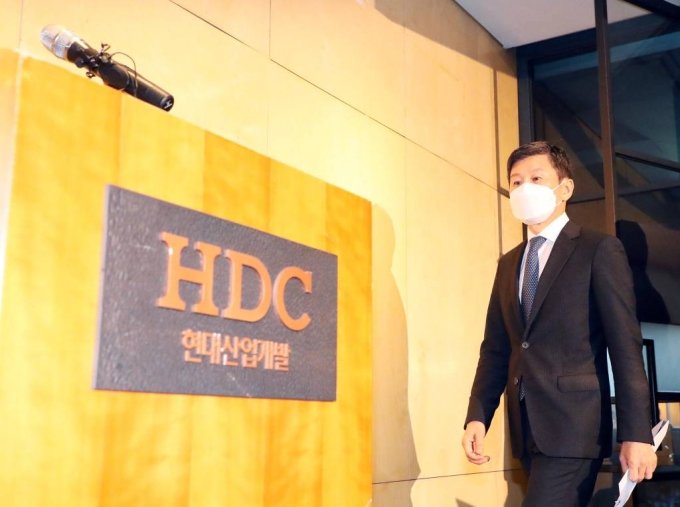 정몽규 HDC현대산업개발 회장이 지난 1월 17일 서울 HDC현대산업개발 용산 사옥에서 광주 아파트 외벽 붕괴 사고와 관련한 입장 발표하기 위해 기자회견장으로 입장하고 있다. /사진제공=뉴시스(공동사진취재단)