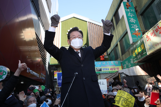 (서울=뉴스1) 국회사진취재단 = 이재명 더불어민주당 대선 후보가 8일 오후 서울 강서구 방화동 방신전통시장 고객지원센터에서 열린 전국자영업자·소상공인단체 대표단 긴급간담회에 앞서 유권자들에게 지지를 호소하고 있다.  2022.2.8/뉴스1  