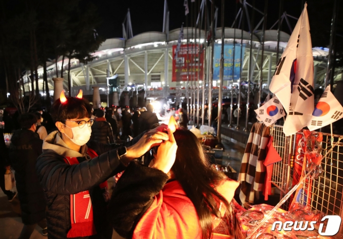 (고양=뉴스1) 이성철 기자 = 지난해 11월11일 오후 2022 국제축구연맹(FIFA) 카타르 월드컵 최종예선 대한민국과 아랍에미리트(UAE)의 경기가 열리는 경기도 고양시 고양종합운동장을 관중들이 입장하고 있다. 2021.11.11/뉴스1  