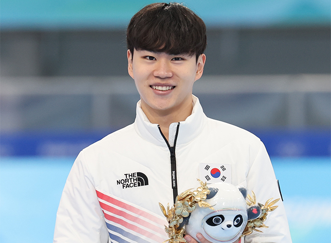 김민석이 8일 오후 중국 베이징 국립 스피드 스케이팅 경기장(오벌)에서 열린 2022 베이징 동계올림픽 스피드 스케이팅 남자 1500m 경기에서 동메달을 차지한 후 시상대에서 환하게 웃고 있다./사진=뉴스1