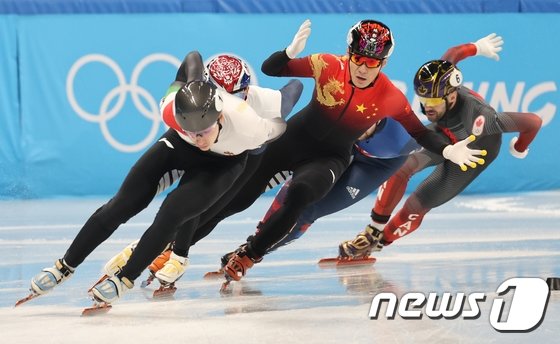 지난 9일 오후 중국 베이징 수도실내체육관에서 열린 2022 베이징 동계올림픽 쇼트트랙 남자 1500m 준결승 경기에서 박장혁이 추월하자 런쯔웨이가 항의 표시를 하고 있다. 런쯔웨이는 레이스 도중 팔로 가로막는 행위가 인정돼 실격됐다. /사진=뉴스1