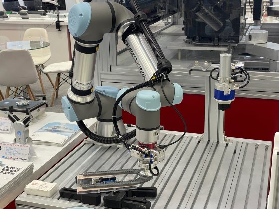  '맥봇 로봇 자동 툴체인져'를 활용한 반도체 이송 공정 로봇 자동화 솔루션을 선보이고 있다/사진제공=유엔디