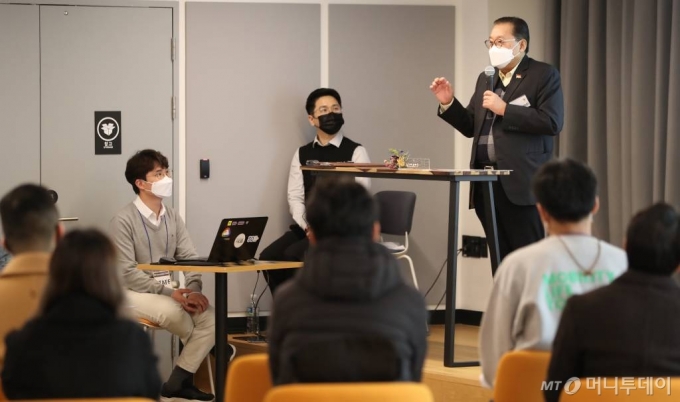 간디 술리스티얀토 주한 인도네시아 대사 11일 서울 서초구 KB이노베이션허브에서 열린 한국-인도네시아 핀테크 스타트업 협업을 위한 '주한 인도네시아 대사 초청 KB 스타터스 간담회'에서 인사말을 하고 있다. /사진=이기범 기자 leekb@