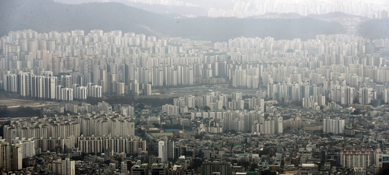 (서울=뉴스1) 장수영 기자 = 13일 서울시 송파구 롯데월드타워 전망대 서울스카이에서 바라본 아파트 단지의 모습.   정부가 지난해 부동산 등과 관련해 거둔 자산 관련 국세수입이 68조원을 넘어 문재인 정부 출범 이후 2.4배 많아 진 것으로 나타났다.   세목별로 양도소득세 36조7000억 원, 상속증여세 15조원, 종부세 6조1000억원, 증권거래세 10조3000억원이 걷혀 2020년 대비 평균 46.8%가 증가했다.  2022.2.13/뉴스1  