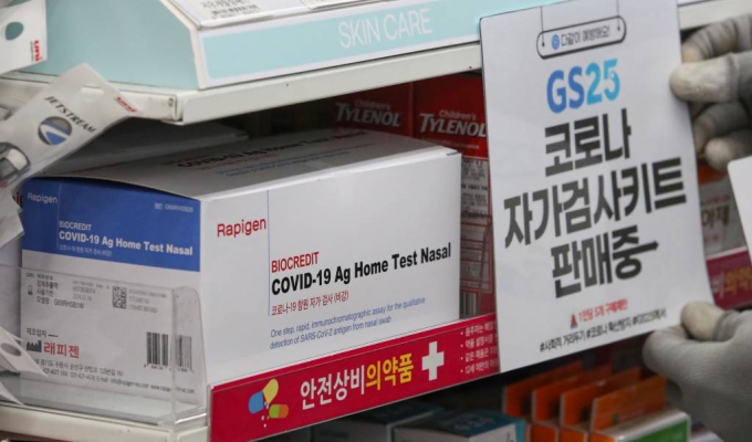 [서울=뉴시스] 권창회 기자 = 15일 오후 서울 서대문구 GS25 연대2점에서 코로나19 자가검사키트를 판매하고 있다. 오늘부터 내달 5일까지 대용량 포장으로 공급되는 코로나19 자가검사키트를 약국·편의점에서 낱개로 나눠 판매할 시 개당 6000원에 판매한다. 기간은 모니터링 결과에 따라 변동될 수 있다. 2022.02.15.