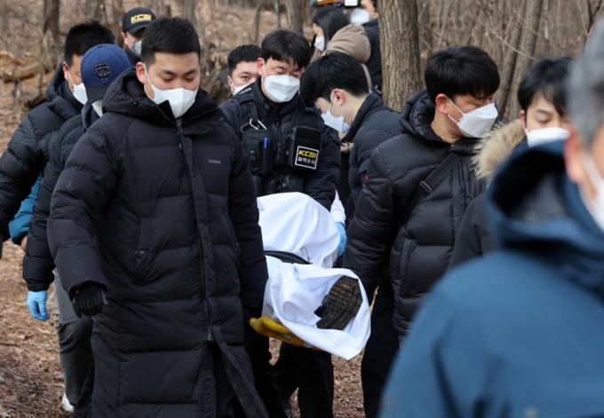 15일 서울 구로구 소재 야산에서 신변 보호를 받던 여성을 살해한 용의자가 숨진 채 발견, 경찰이 시신을 수습하고 있다./사진제공=뉴스1