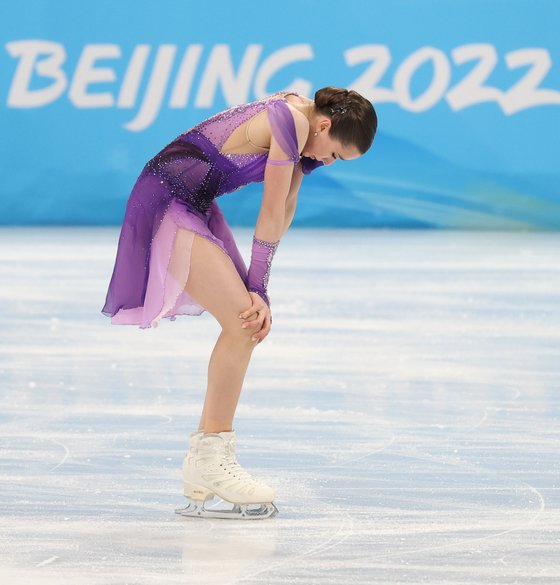 금지 약물을 복용해 논란에 휩싸인 러시아올림픽위원회(ROC)의 카밀라 발리예바가 지난 15일 오후 중국 베이징 수도실내체육관에서 열린 2022 베이징 동계올림픽 피겨 여자 싱글 쇼트프로그램 경기를 마치고 울먹이고 있다./사진=뉴스1  
