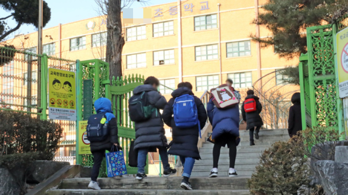 10일 오전 서울의 한 초등학교 학생들이 등교를 하고 있다. 기사와 직접적인 관련 없음. /사진=뉴스1