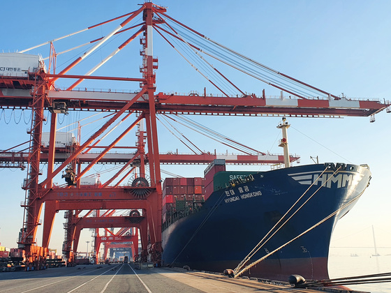 (=1) = HMM(ǥ̻ )   Ȱ  ϱ   ù ӽü 8 ߴٰ .   6,800TEU ̳ʼ HMM ȫ(Hongkong)ȣ ׿   ȭ ư ִ . (HMM ) 2022.1.9/1  
