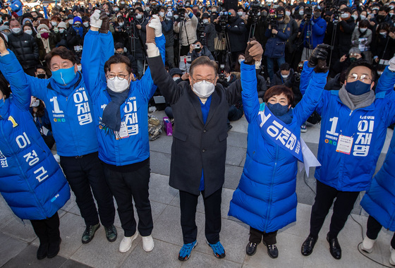 (서울=뉴스1) 국회사진취재단 = 이재명 더불어민주당 대선후보가 17일 오후 서울 성동구 왕십리역 앞에서 열린 집중유세에서 지역 의원들과 함께 손을 들어올리고 있다. 2022.2.17/뉴스1  