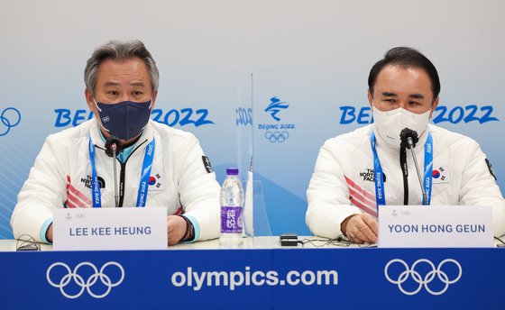 (베이징=뉴스1) 안은나 기자 = 이기흥 대한체육회장(왼쪽)이 20일 중국 베이징 메인미디어센터에서 열린 2022 베이징 동계올림픽 대회 결산 기자회견에서 인사말을 하고 있다. 오른쪽은 윤홍근 선수단장. 한국은 금메달 2개, 은메달 5개, 동메달 2개 총 9개로 종합 순위 14위에 올랐다. 2022.2.20/뉴스1  