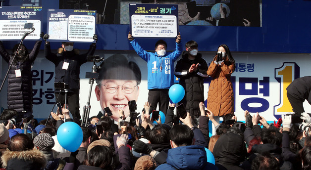 이재명 더불어민주당 대선후보가 20일 오후 경기 안양중앙공원에서 열린 유세에서 안양을 위한 공약에 서명한 뒤 서명판을 들어보리고 있다./사진=뉴스1  