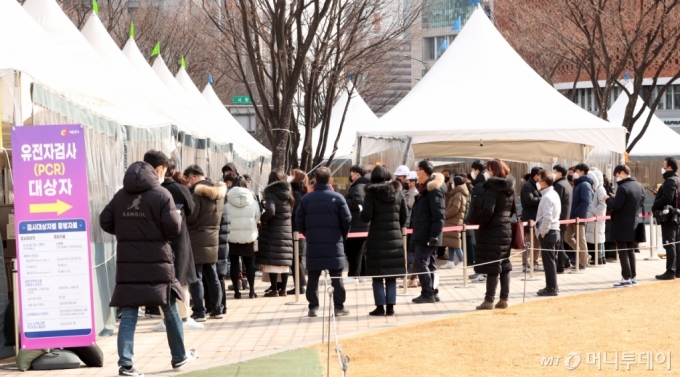 [사진]PCR 검사 계속, 누적 확진자 200만명 넘어서