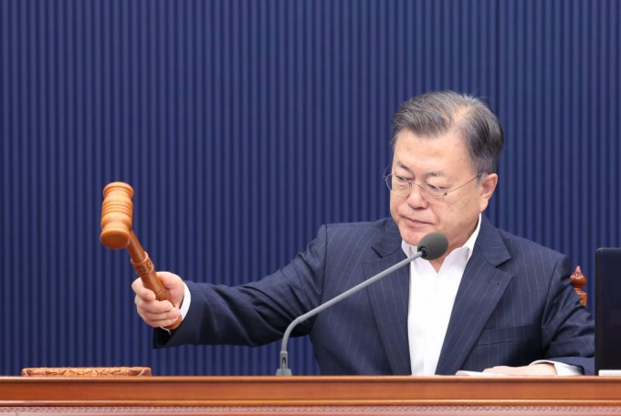 [서울=뉴시스] 김진아 기자 = 문재인 대통령이 22일 청와대 여민관에서 열린 영상국무회의에서 의사봉을 두드리고 있다. 2022.02.22.