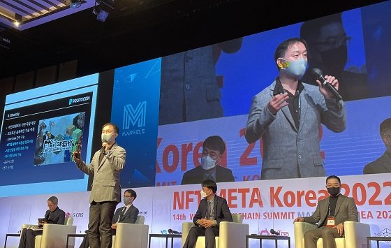 전명산 프로토콘 리더(사진 속 서있는 인물)가 &#039;NFT META Korea 2022&#039;에서 주제 발표 중이다/사진제공=프로토콘