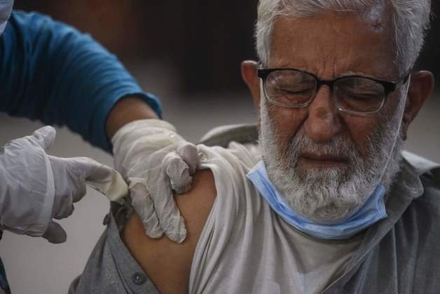 (카라치 AFP=뉴스1) 우동명 기자 = 19일 (현지시간) 파키스탄 카라치에 마련된 코로나19 백신 접종소에서 주민이 화이자 백신 부스터샷을 맞고 있다.  (C) AFP=뉴스1  