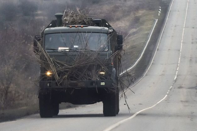 23일(현지시간) 우크라이나 도네츠크와 접경인 러시아 로스토프 도로에서 군용 트럭이 이동을 하고 있다. 2022.2.23./사진=(로스토프 AFP=뉴스1) 