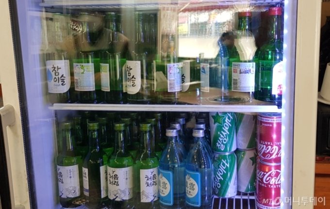 서울 마포구의 한 음식점 내 냉장고에 소주가 진열돼 있다./사진= 박미주 기자