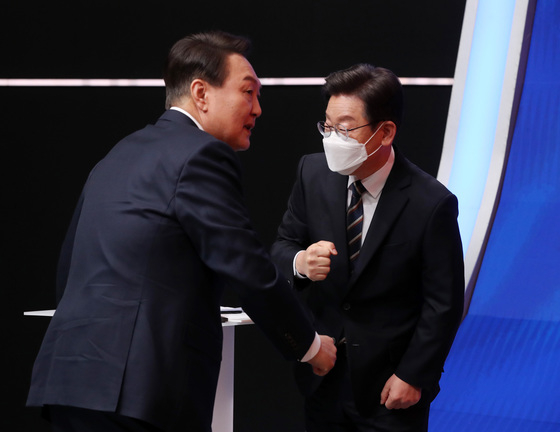 (서울=뉴스1) 국회사진취재단 = 이재명 더불어민주당 대선 후보와 윤석열 국민의힘 대선 후보가 21일 오후 서울 마포구 상암동 MBC 공개홀에서 열린 중앙선거방송토론위원회 주관 제20대 대통령 선거 후보자 초청 토론회에서 인사하고 있다. 2022.2.21/뉴스1