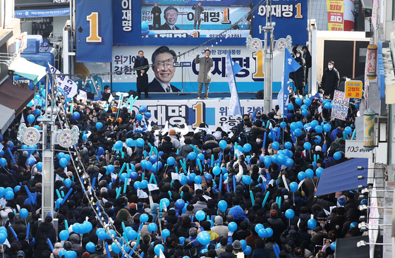 (원주=뉴스1) 오대일 기자 = 이재명 더불어민주당 대선 후보가 24일 오후 강원 원주시 중앙로 문화의거리에서 열린 ‘강원도 코리아 프리미엄 시대, 이재명이 열겠습니다!’ 원주 유세에서 지지를 호소하고 있다. 2022.2.24/뉴스1