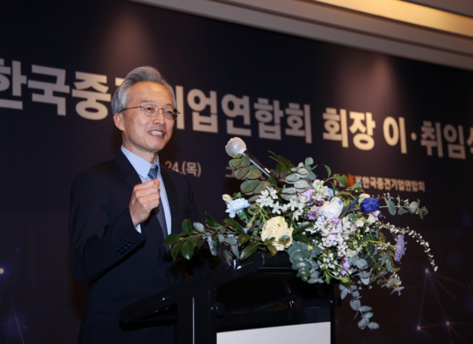 최진식 한국중견기업연합회 신임 회장이 24일 취임식에서 발언하고 있다./사진=중견련