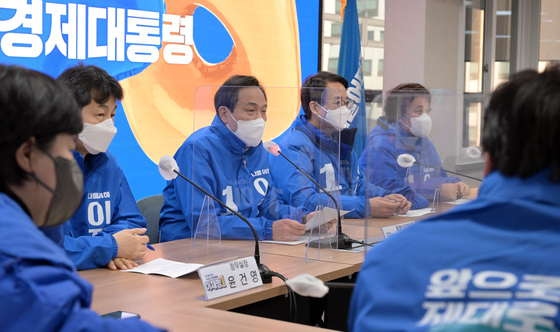 (서울=뉴스1) 이동해 기자 = 우상호 더불어민주당 총괄선대본부장이 23일 오전 서울 여의도 당사에서 열린 선대위본부장단회의에서 발언하고 있다. 2022.2.23/뉴스1