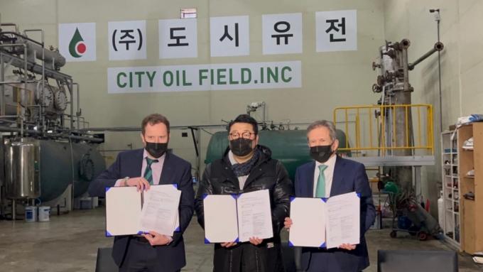 Richard Parris, Athan Fox and Ed Sutcliffe from the UK visited City Oil Field(“COF”) demonstration plant at the Metropolitan Landfill Site on 9th and 10th  February 2022, and signed an MOU. Richard is the chairman of Parris Group and CEO of Sabien - a public listed company on the London Stock Exchange AIM market - which signed an exclusive Sales Agency Agreement earlier with COF. Dr. Fox has graduated the Chemistry Department of the University of Cambridge and he is the one who appreciates COF technology the most. The relationship between COF and Dr. Fox has been strong since the EU Gateway event where he was deeply impressed by the technology.