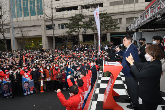 (서울=뉴스1) 국회사진취재단 = 윤석열 국민의힘 대선 후보가 26일 오후 서울 양천구 목동현대백화점 앞에서 열린 '더 나은 교육, 더 좋은 문화, 행복1번지 양천 만들기' 유세에서 연설하고 있다. 2022.2.26/뉴스1  