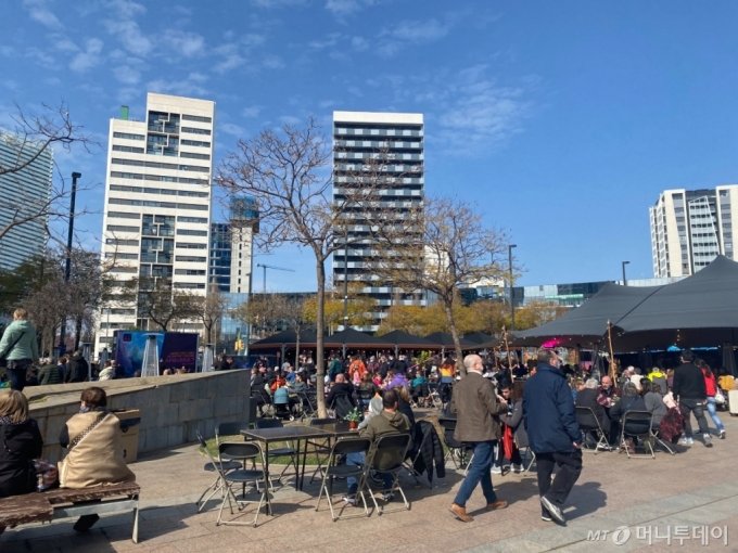MWC 2022 전시장 인근 공원에서 사전 행사를 즐기고 있는 바르셀로나 시민들. /사진=김수현 기자.