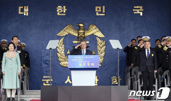 문재인 대통령이 5일 오후 경남 창원시 해군사관학교에서 열린 '제73기 사관생도 졸업 및 임관식'에서 거수경례를 하고 있다. (청와대 제공) 2019.3.5/뉴스1  