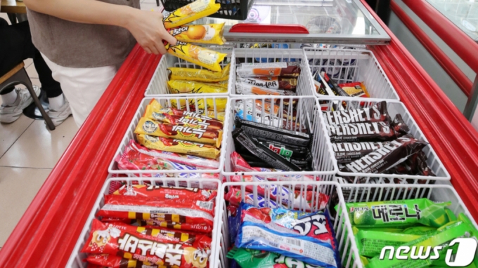 서울 시내 한 편의점에서 시민이 아이스크림을 구매하고 있다./사진= 뉴스1  