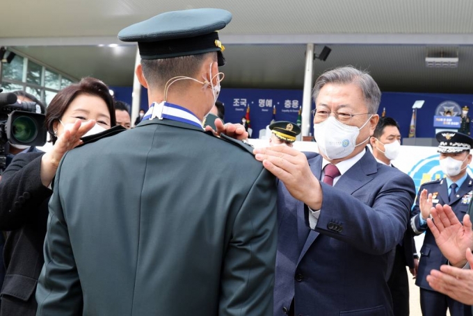 [영천=뉴시스] 김진아 기자 = 문재인 대통령과 김정숙 여사가 28일 경북 영천시 육군3사관학교에서 열린  제57기 졸업 및 임관식에서 임관장교에게 계급장을 수여하고 있다. 2022.02.28.