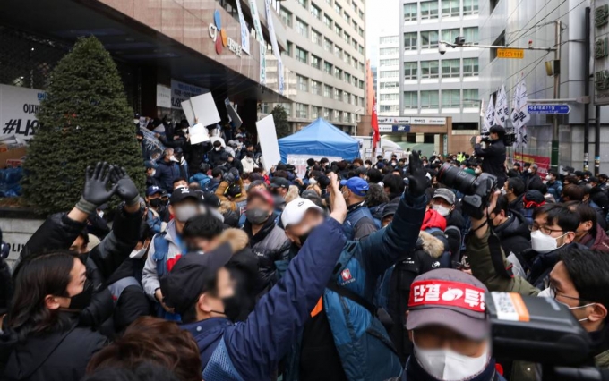 28일 오후 서울 중구 CJ대한통운 본사 앞에서 열린 CJ택배공대위-택배노조 공동 기자회견을 마친 전국민주노동조합총연맹(민주노총) CJ대한통운지부(택배노조) 택배노동자들이 대한통운 본사를 나오고 있다. 택배노조 측은 오늘 부로 CJ대한통운 본사 점거농성을 해제한다고 밝혔다. /사진=뉴시스