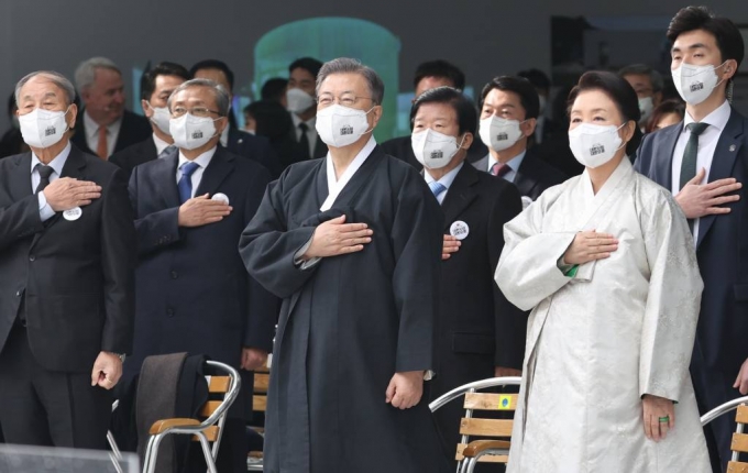 [서울=뉴시스] 김진아 기자 = 문재인 대통령과 김정숙 여사가 1일 서울 서대문구 국립 대한민국임시정부 기념관에서 열린 제103주년 3.1절 기념식에서 국민의례를 하고 있다. 2022.03.01.