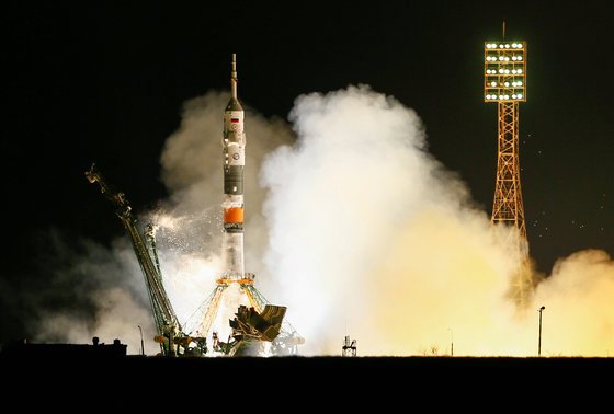 21일(현지시간) 미국의 앤드류 J. 페우스텔과 리키 아널드, 러시아의 올레그 아르테몌프가 탑승한 러시아 소유즈 MS-08 우주선이 카자흐스탄 바이코누르 우주선 발사기지 발사대에서 국제 우주정거장을 향해 발사되고 있다.  (C) 로이터=뉴스1  